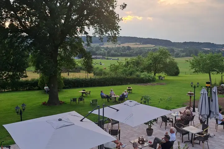Terras van hotel De Oude Hamer met uitzicht over het Heuvelland