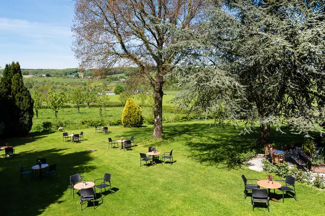 Terras in een boomgaard met uitzicht over het Heuvelland