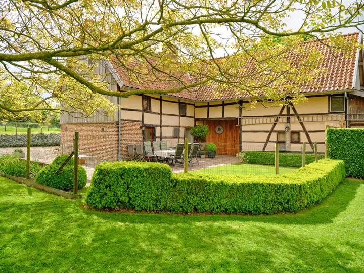 Vakwerkschuur van Vakantiewoningen Thienen met tuin
